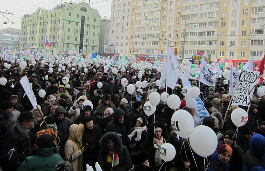 800px-Moscow_rally_4_February_2012,_Yakimanka_Street,_Bolotnaya_Square_1.JPG