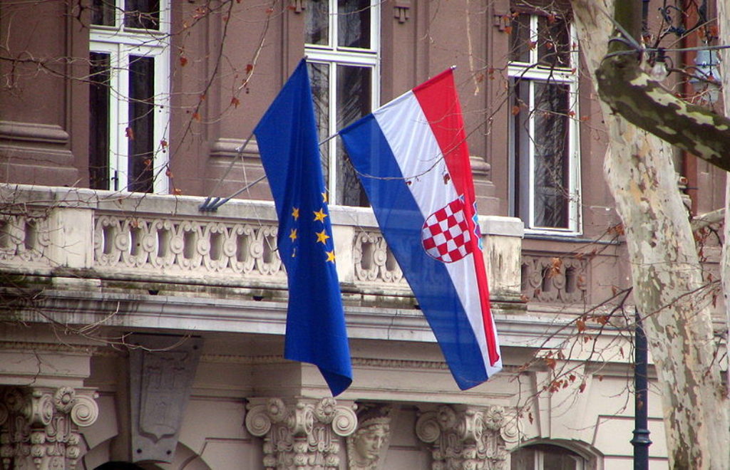 800px-Croatia_EU_flags.jpg