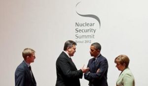 800px-President_Barack_Obama_talks_with_President_Viktor_Yanukovych.jpg