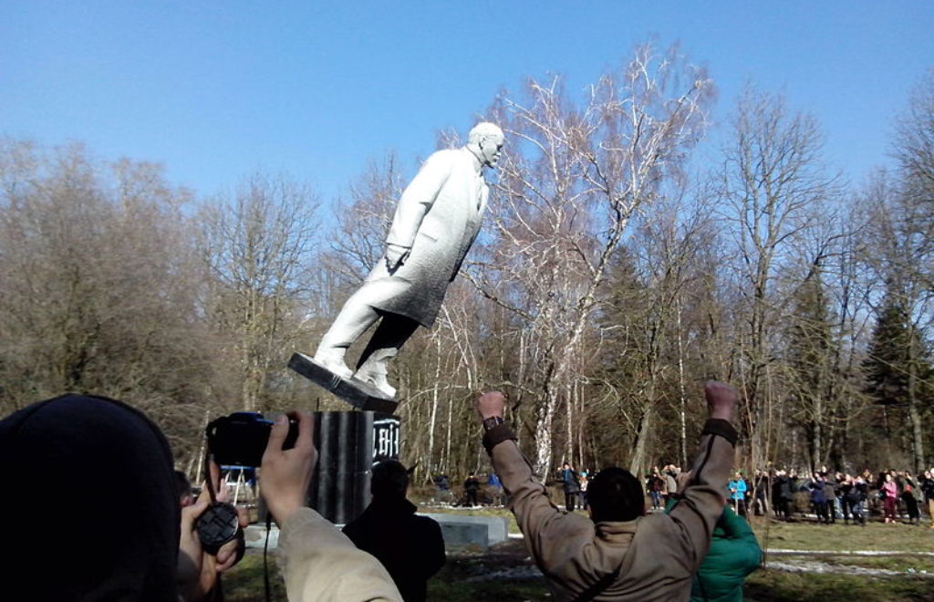 Falling of Lenin in Khmelnytskyi park