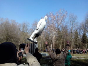 Falling of Lenin in Khmelnytskyi park