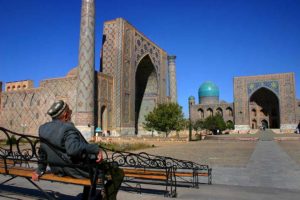 Man at Registan - Samarkand - 15-10-2005