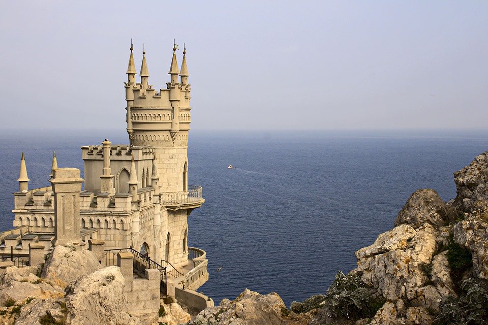 Black-Sea-Crimea-Swallows-Nest-Sea-Yalta-Palace-1279126